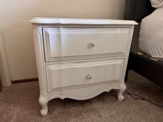 White dresser/nightstand