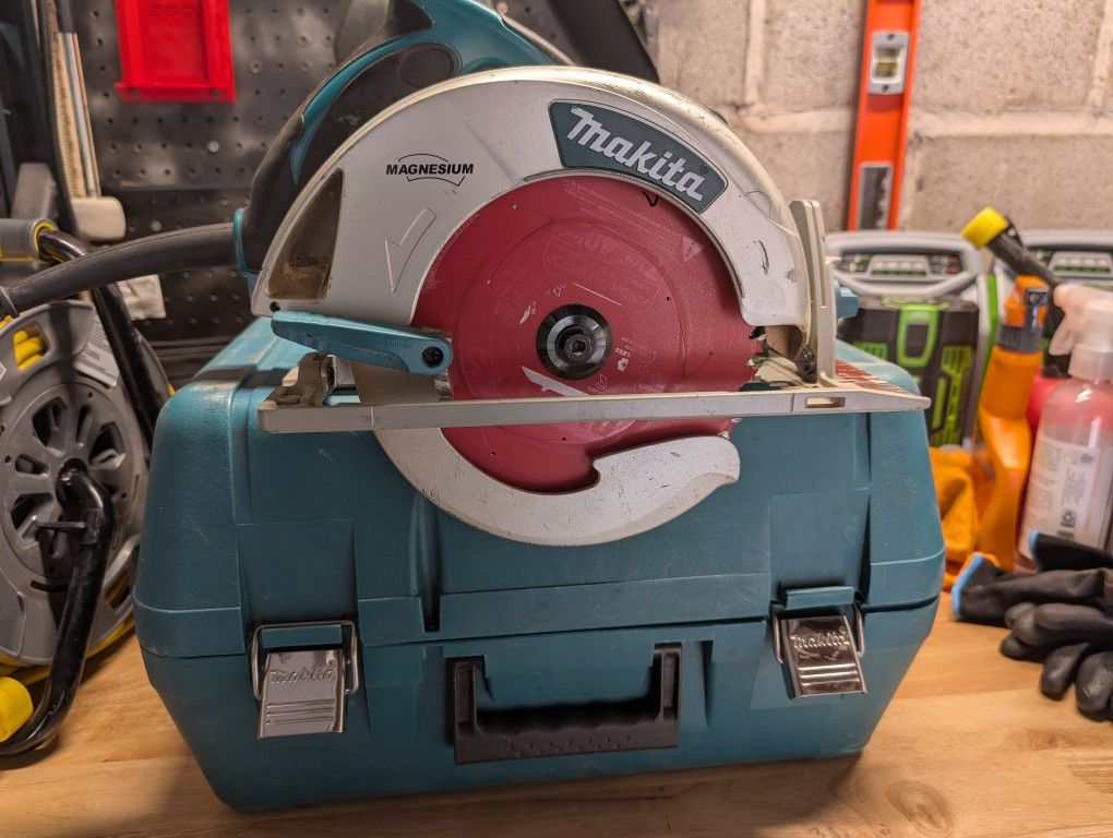 Makita 5007MG
7‑1/4" Magnesium Circular Saw