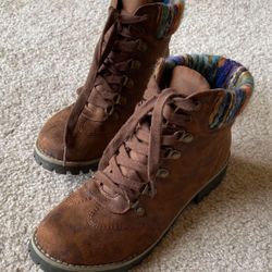 St. John's Bay brown women boot textile upper size 9.5