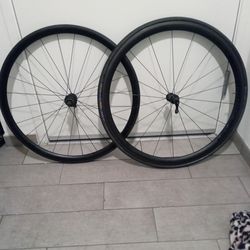Hollowgram carbon fiber wheel set 700 series