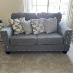 Living Room Set In Great Condition 