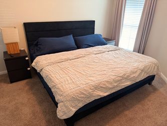 Complete Bedroom Set (Bed-Nightstands and Lamp)
