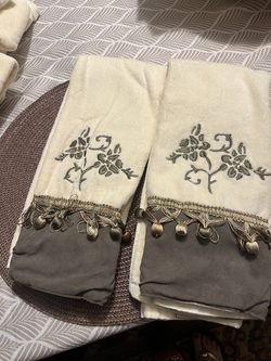 2 bathroom towels
