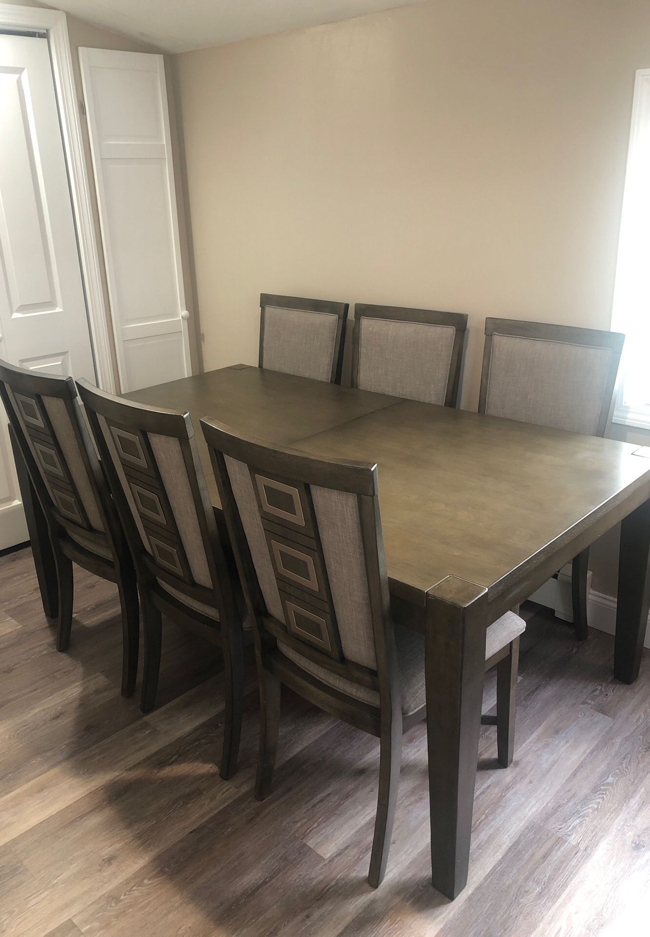 Dining room table w/ extended leaf plus 6 chairs