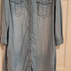 H&M button down denim shirt dress.
Size 12
