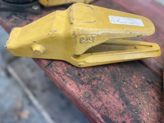 genuine two-strap center weld-on bucket adapter used on Cat wheel loaders.