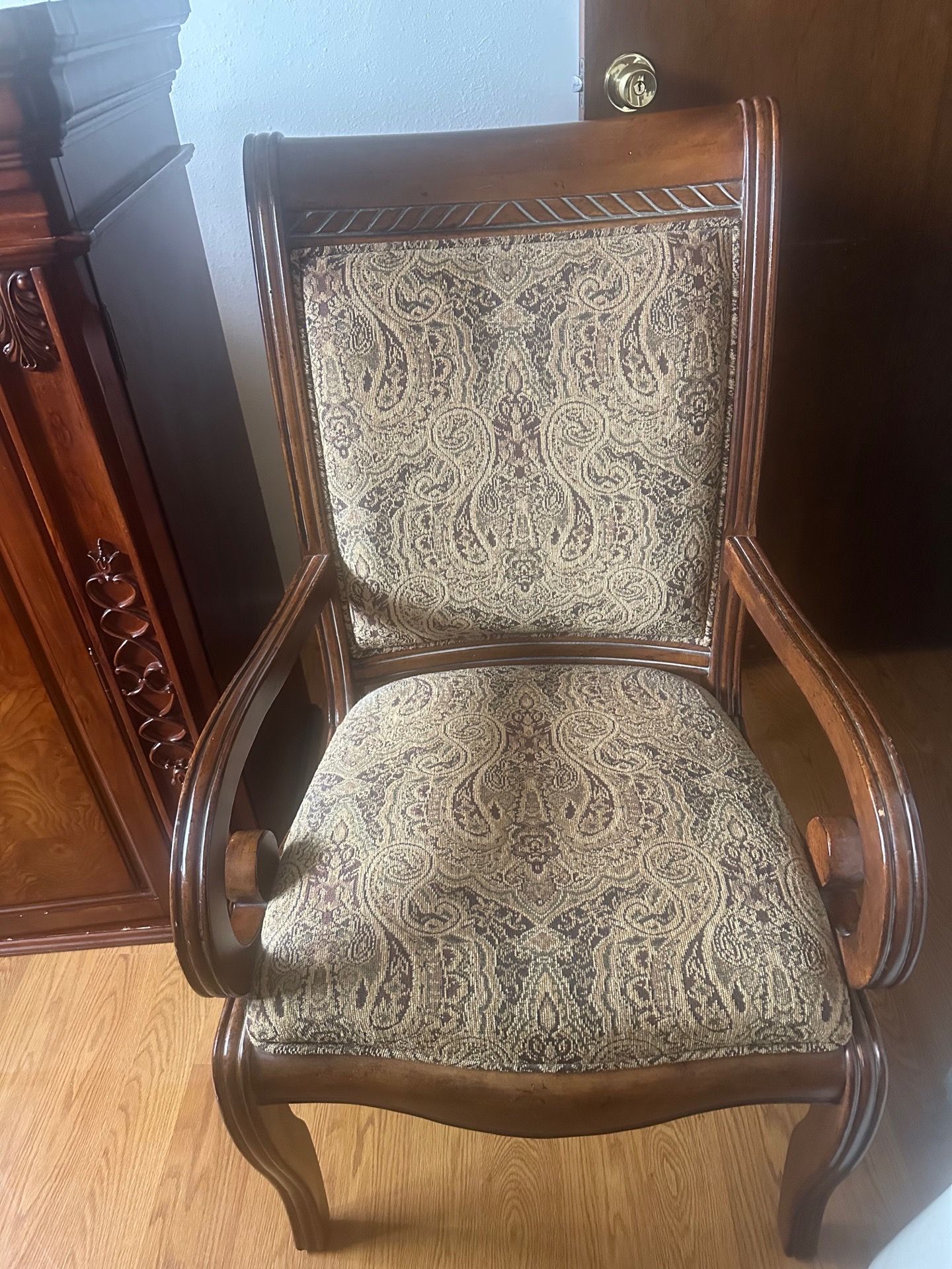 Beautiful Antique Design Living / Dining Room Chair