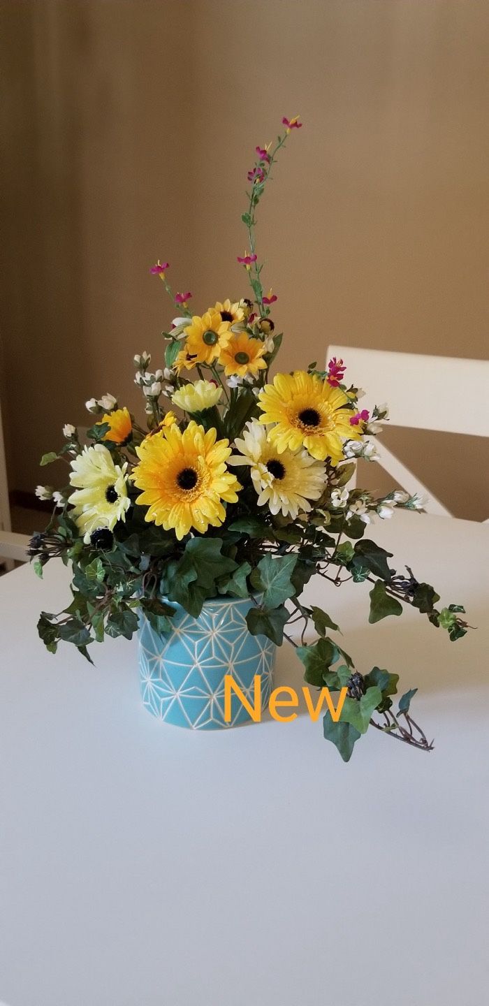 artificial flowers w/ceramic pot all materials are new🌻