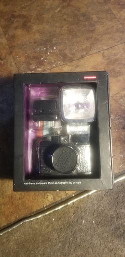 DIANA AND FLASH CULT CLASSIC 35MM CAMERA (READ DESCRIPTION)