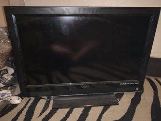 2 TVS ( Vizio 40 inch) (JVC 32inch) BLU RAY -NETFLIX READY DVD PLAYER. ASSORTMENT OF DVD(you can chose )