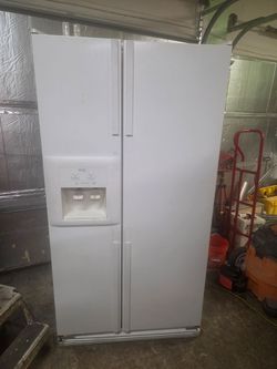 Whirlpool 25 cubic feet white side by side refrigerator