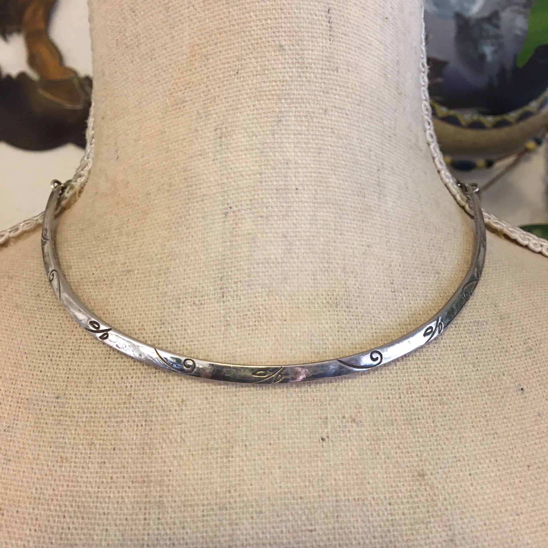 Vintage 90s etched silver bar choker necklace