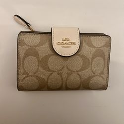 New Coach Wallet! Signature Style And Colors Of Tan & Cream (Gift Boxing Available & Perfect Christmas Gift For Her)