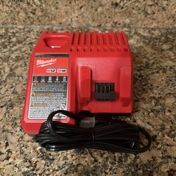 Milwaukee M12/M18 Dual Charger 🔌 • New•