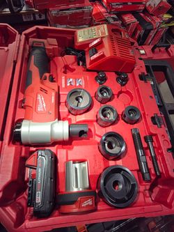 MIKWUAKEE M18 18V Lithium-lon Cordless FORCE LOGIC 1/2 in.-2 in. 6 Ton Knockout Tool