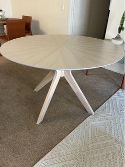 Round dining table