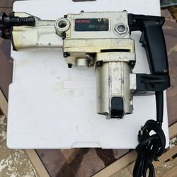 Bosch Bulldog 11224 VSR Industrial Rotary Hammer The hammer drill doesn't have any bits. It works well if available.