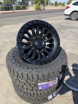 18” CHEVY GMC 2500 WHEELS AND TIRES