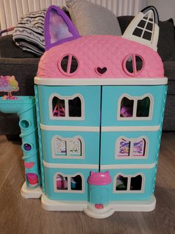 Gaby Cat Doll House and accessories