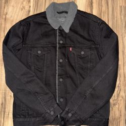 New men’s size medium Levi’s Sherpa jacket 
