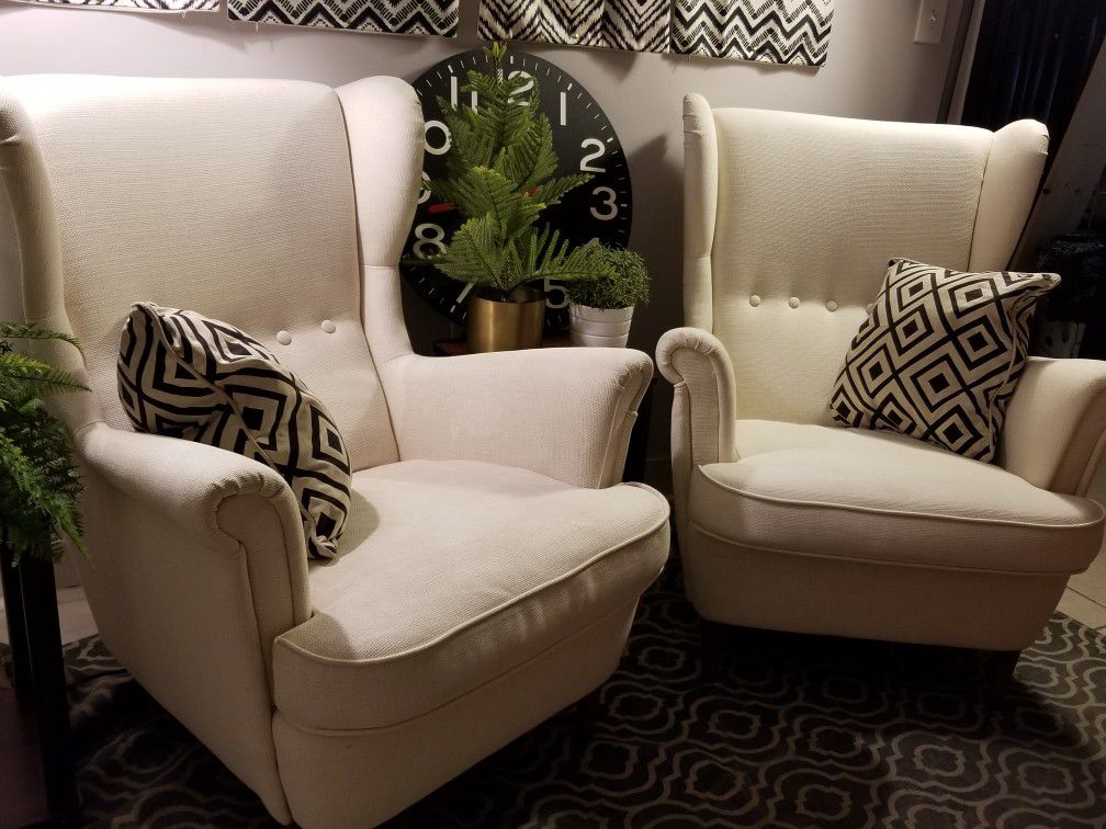 2 Beautiful ACCENT CHAIRS (Look at pictures 😊)