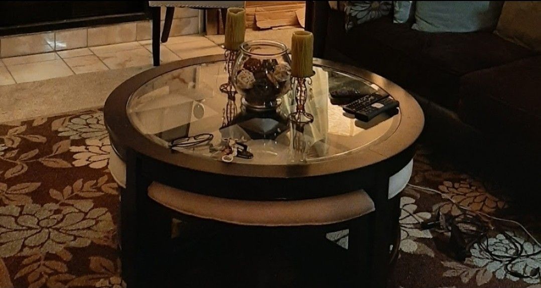 Coffee table with chairs & Vase