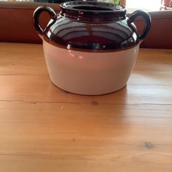 VINTAGE, LARGE 2 TONED STONEWARE BEAN POT. UNUSED. USA