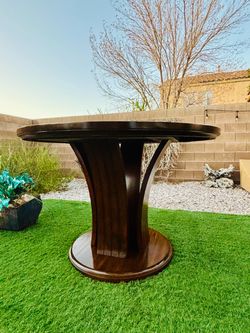 36H 54ROUND BEAUTIFUL DINING ROOM TABLE /CENTER TABLE ( FREE DELIVERY 🚚 FIRST FLOOR ) GREAT CONDITION 🥰👌🏻 ALSO COMES WITH A TOP GLASS TO PROTECT T
