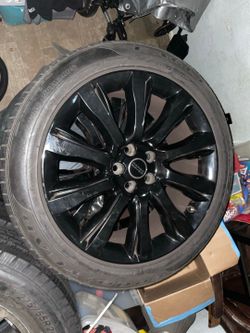 A set of 21-inch gloss black OEM alloy wheel fitted with a 275/45R21 Goodyear tire for a Land Rover Range Rover