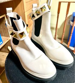 BRAND NEW White Gold MICHAEL KORS Stark Pyramid Studs Chelsea‎ Boots. Size 6.5. WILL ACCEPT OFFERS