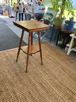 Antique Victorian 1900s Spindle Leg Parlor Wood End Side Table