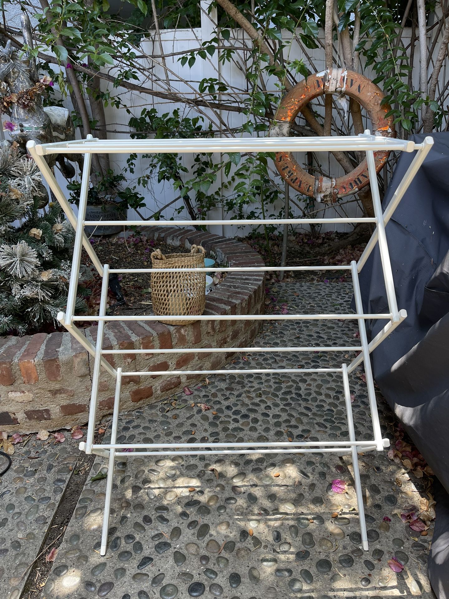 Foldable garment rack