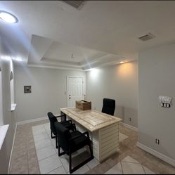 Desk  De Madera  , Es  Pesado . Excelentes Condiciones!