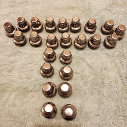 2017 Nissan Titan XD Lugs