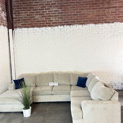 Ashleys Biege sectional couch! (FREE DELIVERY 🚚)