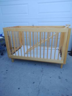 Convertible Baby crib withTodder Bed good condition 3 in Convertible Crib W Todder BedThis is a Gently used Baby Letto Bed Convertible  Crib  No Colch