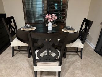 Round dining set