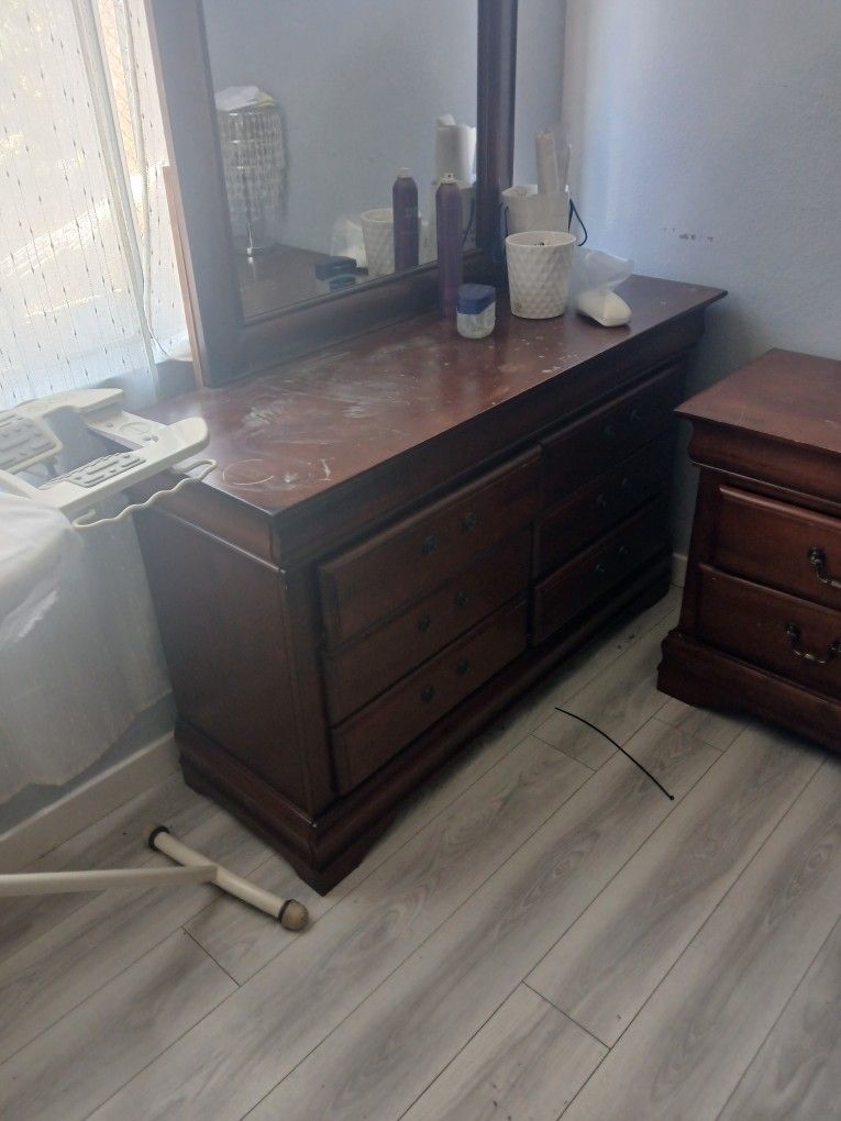 5 Night Stand .. Drawers With Mirror