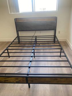 Complete Queen Bedframe, Mattress, 2 lamps & Bedding