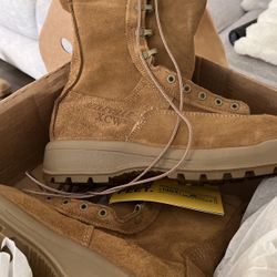 Women’s 8 Cold Weather Boots 