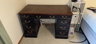 Traditional Executive Desk – Wood & Leather-Style Top – Brass Hardware