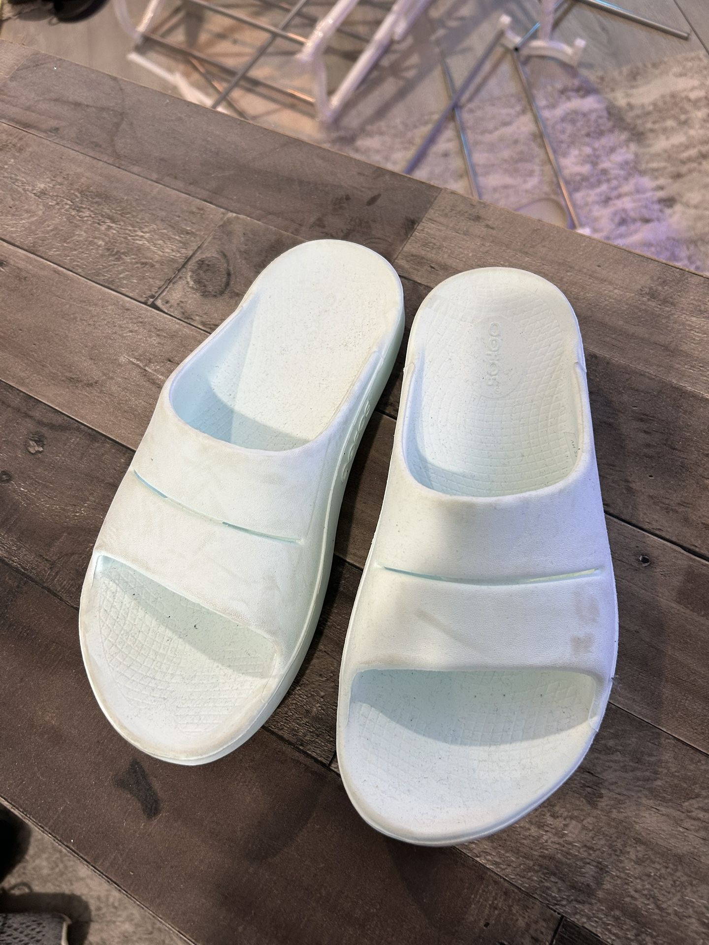 OOFOS, WOMENS SIZE 7 ICE GREEN