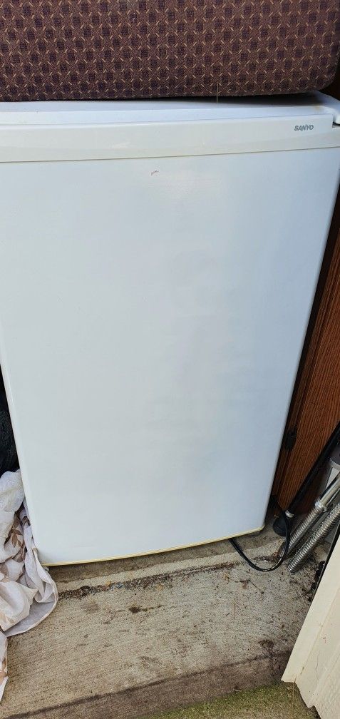 Mini Fridge Works Good With Freezer