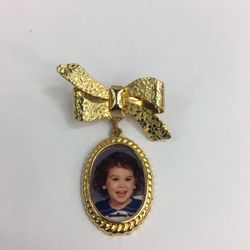 GOLD TONE PHOTO FRAME BROOCH VERY PRETTY 🌼🌺🌸