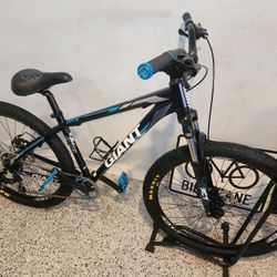 🔥🚲🔥Giant
ATX 27.5 2(upgraded, maxxis fat tires,handlebars, grips,pedas,single speed Crankset, 🔥