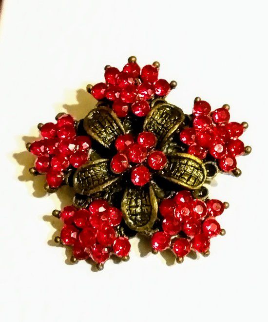 Gorgeous Brooch With Beautiful Deep Red Rhinestones