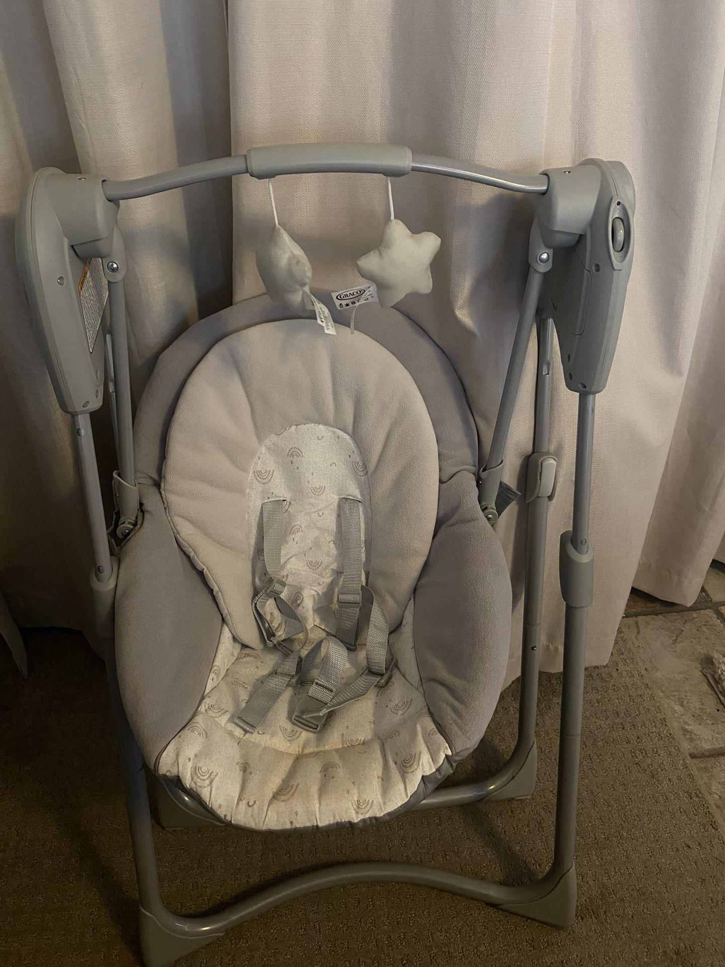 Graco Slim Spaces Compact Baby Swing 