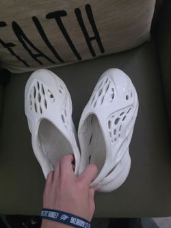 White yeezy foam runners