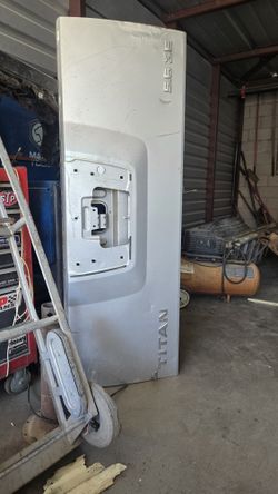Parts Nissan Titan Tailgate SE 5.6