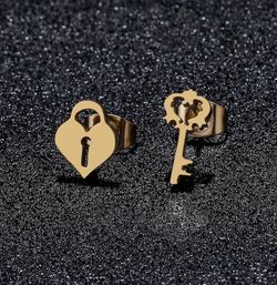 Pick Up From Mount Juliet 37122..Beautiful New  Lock And Key Theme Golden Stud Earrings..excellent Condition.